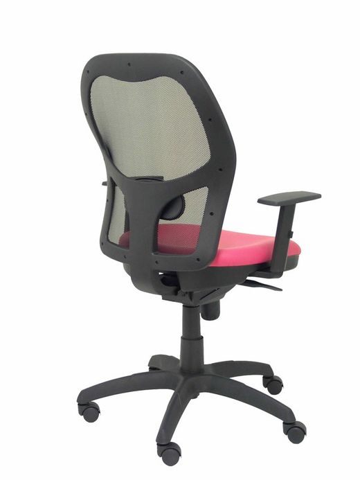 Modelo Jorquera - Silla de oficina ergonómica con mecanismo sincro, brazos regulables y ajustable en altura  Respaldo de malla transpirable en color negro y asiento tapizados en tejido SIMILPIEL color rosa.