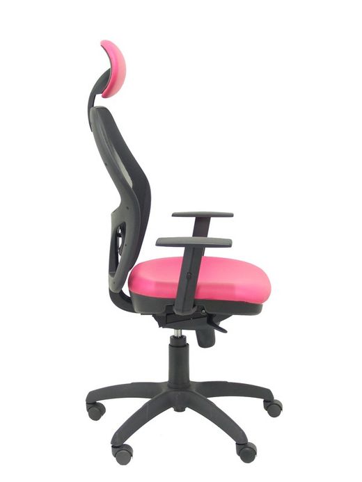 Modelo Jorquera - Silla de oficina ergonómica con mecanismo sincro, brazos regulables y ajustable en altura  Respaldo de malla transpirable en color negro y asiento tapizados en tejido SIMILPIEL color rosa (CON CABECERO)