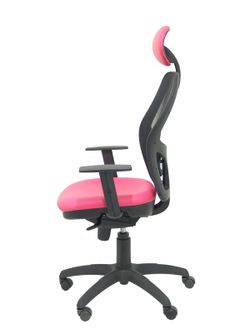 Modelo Jorquera - Silla de oficina ergonómica con mecanismo sincro, brazos regulables y ajustable en altura  Respaldo de malla transpirable en color negro y asiento tapizados en tejido SIMILPIEL color rosa (CON CABECERO)
