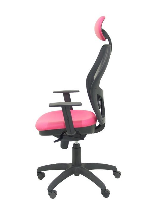 Modelo Jorquera - Silla de oficina ergonómica con mecanismo sincro, brazos regulables y ajustable en altura  Respaldo de malla transpirable en color negro y asiento tapizados en tejido SIMILPIEL color rosa (CON CABECERO)