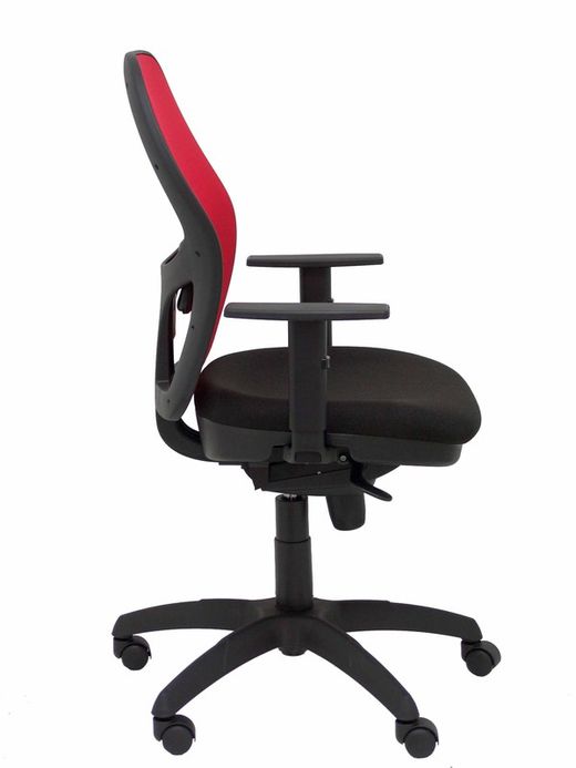 Modelo Jorquera - Silla de oficina ergonómica con mecanismo sincro, brazos regulables y ajustable en altura - Respaldo de malla transpirable en color rojo y asiento tapizados en tejido BALI color negro