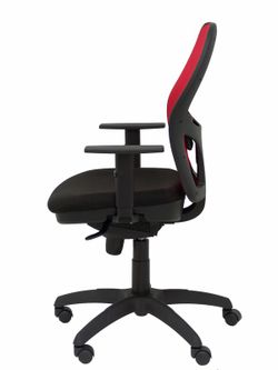 Modelo Jorquera - Silla de oficina ergonómica con mecanismo sincro, brazos regulables y ajustable en altura - Respaldo de malla transpirable en color rojo y asiento tapizados en tejido BALI color negro