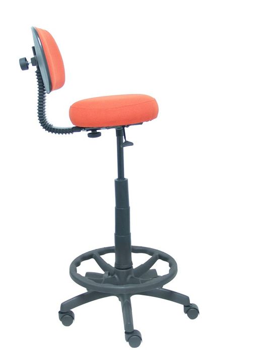 Modelo Llanos Taburete - Taburete ergonómico con mecanismo de contacto lama, regulable en altura y aro reposapiés - Asiento y respaldo tapizados en tejido bali color naranja oscuro.