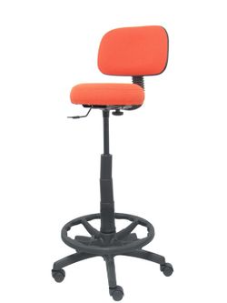 Modelo Llanos Taburete - Taburete ergonómico con mecanismo de contacto lama, regulable en altura y aro reposapiés - Asiento y respaldo tapizados en tejido bali color naranja oscuro.