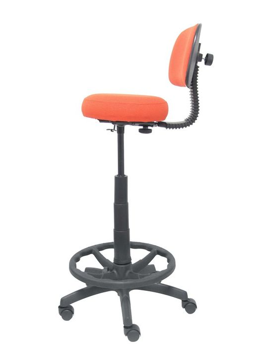 Modelo Llanos Taburete - Taburete ergonómico con mecanismo de contacto lama, regulable en altura y aro reposapiés - Asiento y respaldo tapizados en tejido bali color naranja oscuro.