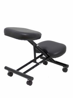 Modelo Mahora - Taburete de oficina ergonómico fijo, regulable en varias posiciones y con ruedas - Asiento tapizado en similpiel color negro (CON RODILLERA)
