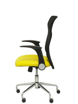 Modelo Minaya - Silla de oficina ergonómica con mecanismo basculante, brazos retráctiles y regulable en altura - Respaldo de malla transpirable y asiento tapizado en similpiel color amarillo.