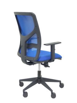 Modelo Motilla - Silla de oficina ergonómica con mecanismo sincro, brazos regulables y ajustable en altura - Respaldo de malla transpirable en color azul y asiento tapizados en tejido BALI color azul.
