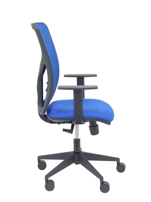 Modelo Motilla - Silla de oficina ergonómica con mecanismo sincro, brazos regulables y ajustable en altura - Respaldo de malla transpirable en color azul y asiento tapizados en tejido BALI color azul.