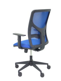 Modelo Motilla - Silla de oficina ergonómica con mecanismo sincro, brazos regulables y ajustable en altura - Respaldo de malla transpirable en color azul y asiento tapizados en tejido BALI color azul.