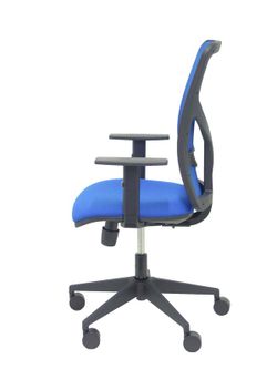 Modelo Motilla - Silla de oficina ergonómica con mecanismo sincro, brazos regulables y ajustable en altura - Respaldo de malla transpirable en color azul y asiento tapizados en tejido BALI color azul.