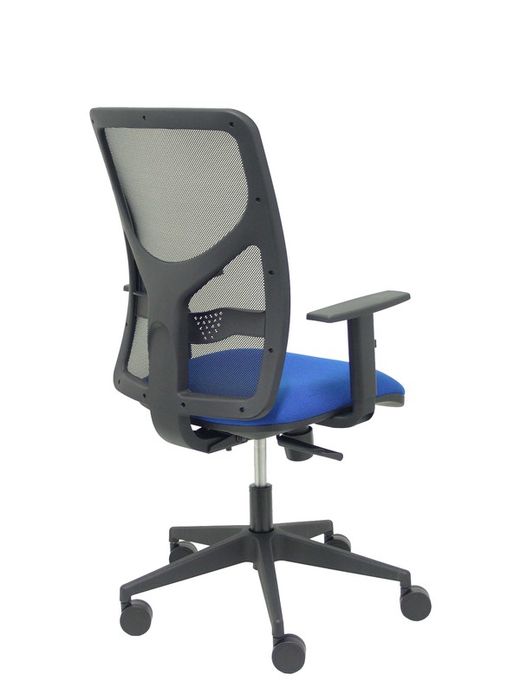 Modelo Motilla - Silla de oficina ergonómica con mecanismo sincro, brazos regulables y ajustable en altura - Respaldo de malla transpirable en color negro y asiento tapizados en tejido BALI color azul.