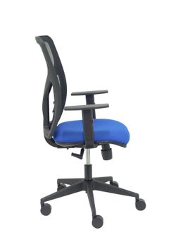 Modelo Motilla - Silla de oficina ergonómica con mecanismo sincro, brazos regulables y ajustable en altura - Respaldo de malla transpirable en color negro y asiento tapizados en tejido BALI color azul.