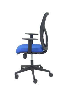 Modelo Motilla - Silla de oficina ergonómica con mecanismo sincro, brazos regulables y ajustable en altura - Respaldo de malla transpirable en color negro y asiento tapizados en tejido BALI color azul.