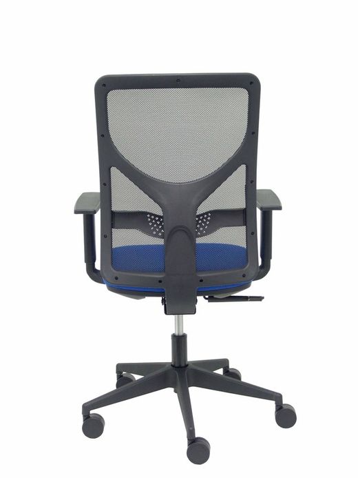 Modelo Motilla - Silla de oficina ergonómica con mecanismo sincro, brazos regulables y ajustable en altura - Respaldo de malla transpirable en color negro y asiento tapizados en tejido BALI color azul.