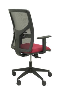 Modelo Motilla - Silla de oficina ergonómica con mecanismo sincro, brazos regulables y ajustable en altura - Respaldo de malla transpirable en color negro y asiento tapizados en tejido BALI color granate.