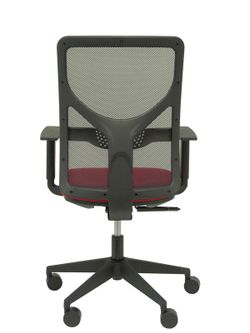Modelo Motilla - Silla de oficina ergonómica con mecanismo sincro, brazos regulables y ajustable en altura - Respaldo de malla transpirable en color negro y asiento tapizados en tejido BALI color granate.