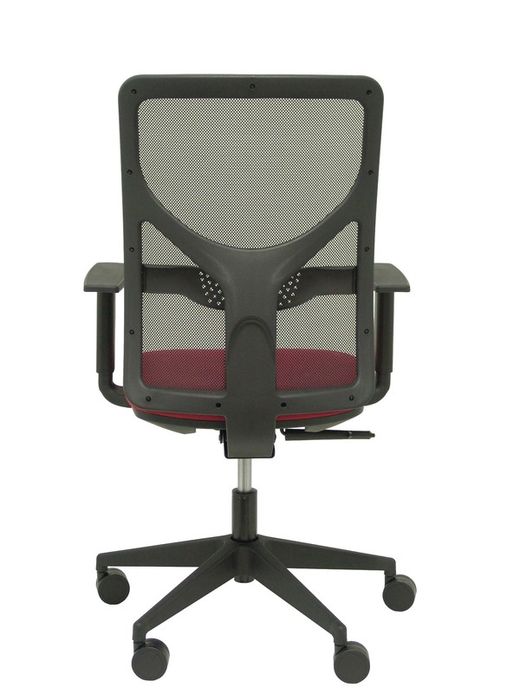 Modelo Motilla - Silla de oficina ergonómica con mecanismo sincro, brazos regulables y ajustable en altura - Respaldo de malla transpirable en color negro y asiento tapizados en tejido BALI color granate.