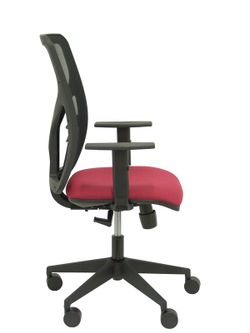 Modelo Motilla - Silla de oficina ergonómica con mecanismo sincro, brazos regulables y ajustable en altura - Respaldo de malla transpirable en color negro y asiento tapizados en tejido BALI color granate.