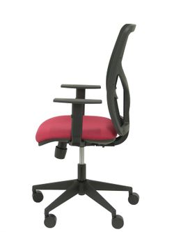 Modelo Motilla - Silla de oficina ergonómica con mecanismo sincro, brazos regulables y ajustable en altura - Respaldo de malla transpirable en color negro y asiento tapizados en tejido BALI color granate.