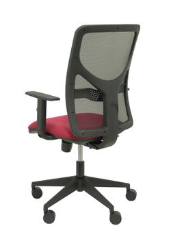 Modelo Motilla - Silla de oficina ergonómica con mecanismo sincro, brazos regulables y ajustable en altura - Respaldo de malla transpirable en color negro y asiento tapizados en tejido BALI color granate.