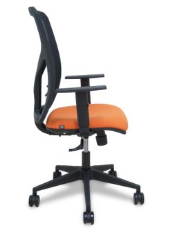 Modelo Motilla - Silla de oficina ergonómica con mecanismo sincro, brazos regulables y ajustable en altura - Respaldo de malla transpirable en color negro y asiento tapizados en tejido BALI color naranja. Ruedas de nailon de 65mm.