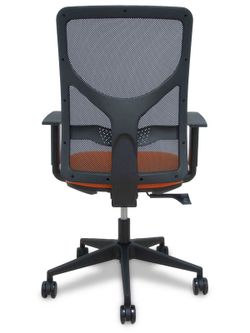 Modelo Motilla - Silla de oficina ergonómica con mecanismo sincro, brazos regulables y ajustable en altura - Respaldo de malla transpirable en color negro y asiento tapizados en tejido BALI color naranja. Ruedas de nailon de 65mm.