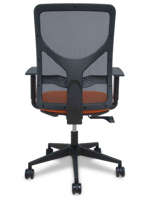 Modelo Motilla - Silla de oficina ergonómica con mecanismo sincro, brazos regulables y ajustable en altura - Respaldo de malla transpirable en color negro y asiento tapizados en tejido BALI color naranja. Ruedas de nailon de 65mm.