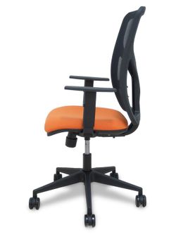 Modelo Motilla - Silla de oficina ergonómica con mecanismo sincro, brazos regulables y ajustable en altura - Respaldo de malla transpirable en color negro y asiento tapizados en tejido BALI color naranja. Ruedas de nailon de 65mm.