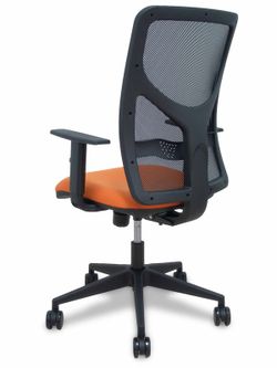Modelo Motilla - Silla de oficina ergonómica con mecanismo sincro, brazos regulables y ajustable en altura - Respaldo de malla transpirable en color negro y asiento tapizados en tejido BALI color naranja. Ruedas de nailon de 65mm.