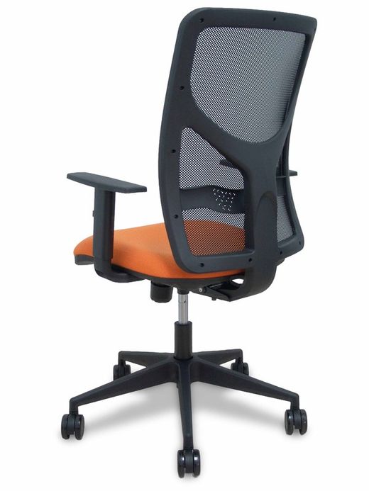 Modelo Motilla - Silla de oficina ergonómica con mecanismo sincro, brazos regulables y ajustable en altura - Respaldo de malla transpirable en color negro y asiento tapizados en tejido BALI color naranja. Ruedas de nailon de 65mm.
