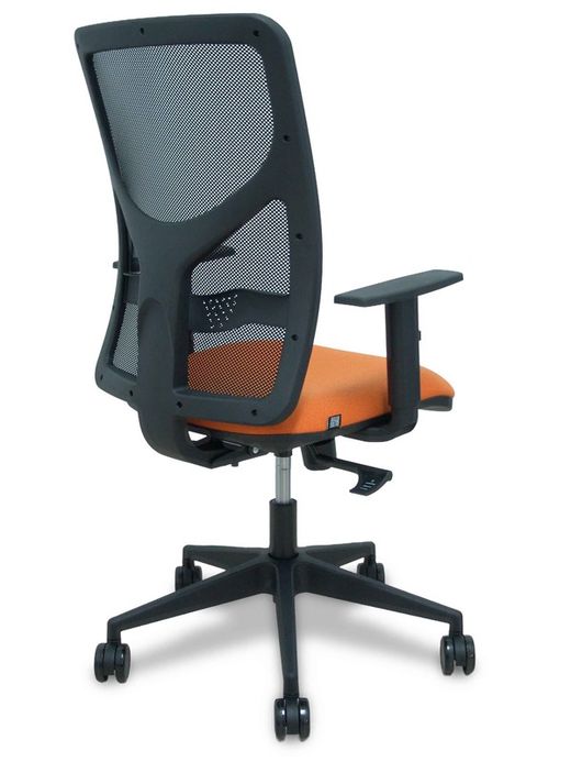 Modelo Motilla - Silla de oficina ergonómica con mecanismo sincro, brazos regulables y ajustable en altura - Respaldo de malla transpirable en color negro y asiento tapizados en tejido BALI color naranja. Ruedas de nailon de 65mm.