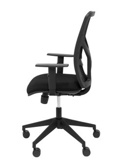 Modelo Motilla - Silla de oficina ergonómica con mecanismo sincro, brazos regulables y ajustable en altura - Respaldo de malla transpirable en color negro y asiento tapizados en tejido BALI color negro