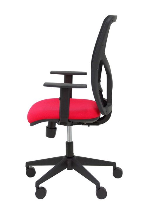 Modelo Motilla - Silla de oficina ergonómica con mecanismo sincro, brazos regulables y ajustable en altura - Respaldo de malla transpirable en color negro y asiento tapizados en tejido BALI color rojo