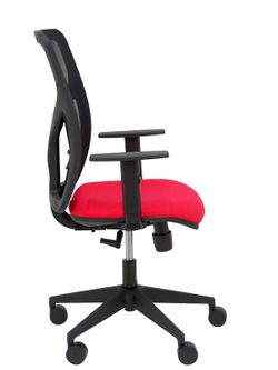 Modelo Motilla - Silla de oficina ergonómica con mecanismo sincro, brazos regulables y ajustable en altura - Respaldo de malla transpirable en color negro y asiento tapizados en tejido BALI color rojo