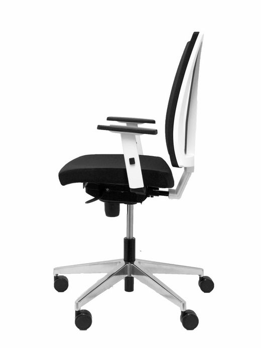 Modelo Navigo - Silla de oficina ergonómica con mecanismo sincro, brazos regulables - Respaldo de malla transpirable en color negro y asiento tapizado en tejido BALI color negro. Carcasa exterior de la silla en color blanco.