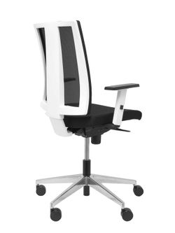 Modelo Navigo - Silla de oficina ergonómica con mecanismo sincro, brazos regulables - Respaldo de malla transpirable en color negro y asiento tapizado en tejido BALI color negro. Carcasa exterior de la silla en color blanco.