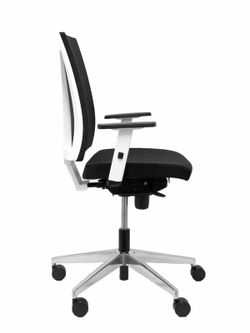 Modelo Navigo - Silla de oficina ergonómica con mecanismo sincro, brazos regulables - Respaldo de malla transpirable en color negro y asiento tapizado en tejido BALI color negro. Carcasa exterior de la silla en color blanco.
