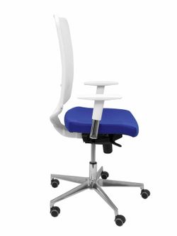 Modelo Ossa blanca - Silla de Oficina ergonómica con mecanismo sincro y regulable en altura - Respaldo de malla en color blanco y asiento tapizado en tejido BALI color azul
