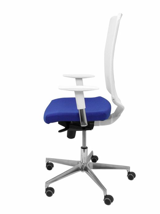 Modelo Ossa blanca - Silla de Oficina ergonómica con mecanismo sincro y regulable en altura - Respaldo de malla en color blanco y asiento tapizado en tejido BALI color azul