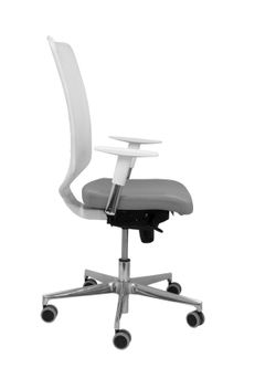 Modelo Ossa blanca - Silla de Oficina ergonómica con mecanismo sincro y regulable en altura - Respaldo de malla en color blanco y asiento tapizado en tejido BALI color gris