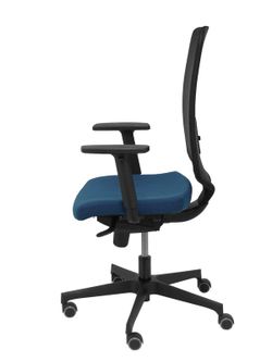 Modelo Ossa Negra - Silla de Oficina ergonómica con mecanismo sincro y regulable en altura - Respaldo de malla en color negro y asiento tapizado en tejido BALI color azul marino