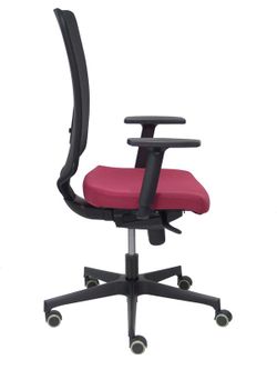 Modelo Ossa Negra - Silla de Oficina ergonómica con mecanismo sincro y regulable en altura - Respaldo de malla en color negro y asiento tapizado en tejido BALI color granate