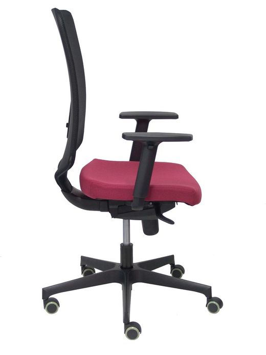Modelo Ossa Negra - Silla de Oficina ergonómica con mecanismo sincro y regulable en altura - Respaldo de malla en color negro y asiento tapizado en tejido BALI color granate