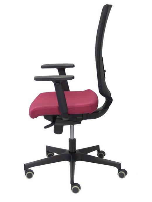 Modelo Ossa Negra - Silla de Oficina ergonómica con mecanismo sincro y regulable en altura - Respaldo de malla en color negro y asiento tapizado en tejido BALI color granate