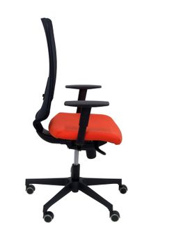 Modelo Ossa Negra - Silla de Oficina ergonómica con mecanismo sincro y regulable en altura - Respaldo de malla en color negro y asiento tapizado en tejido BALI color naranja oscuro
