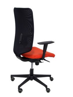 Modelo Ossa Negra - Silla de Oficina ergonómica con mecanismo sincro y regulable en altura - Respaldo de malla en color negro y asiento tapizado en tejido BALI color naranja oscuro