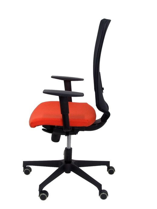Modelo Ossa Negra - Silla de Oficina ergonómica con mecanismo sincro y regulable en altura - Respaldo de malla en color negro y asiento tapizado en tejido BALI color naranja oscuro