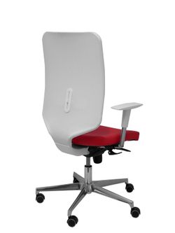 Modelo Ossa  Silla de Oficina ergonómica con mecanismo sincro y regulable en altura  Respaldo de malla en color blanco y asiento tapizado en similpiel color rojo