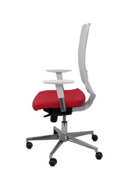 Modelo Ossa  Silla de Oficina ergonómica con mecanismo sincro y regulable en altura  Respaldo de malla en color blanco y asiento tapizado en similpiel color rojo